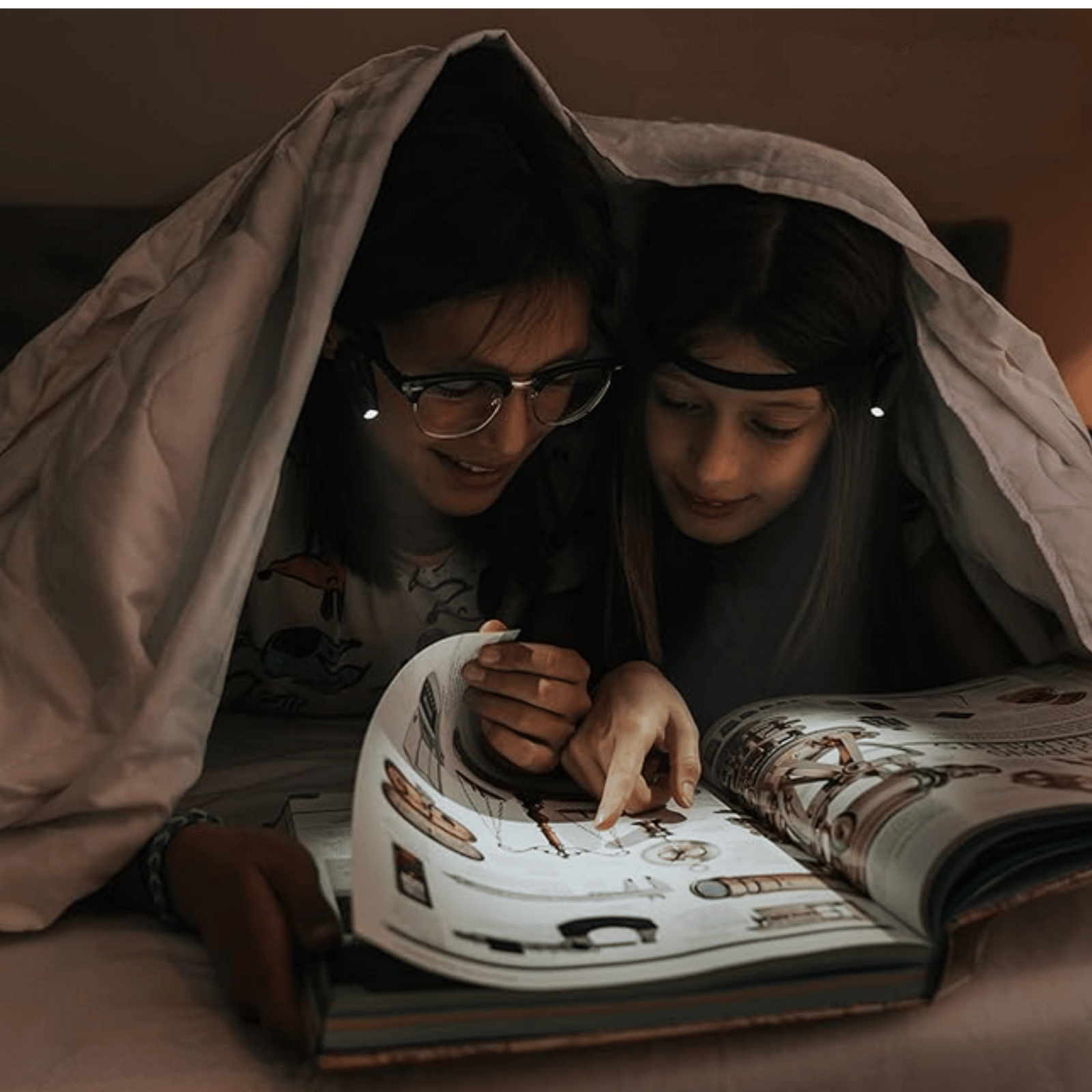 Para czytająca książkę przy dyskretnym świetle