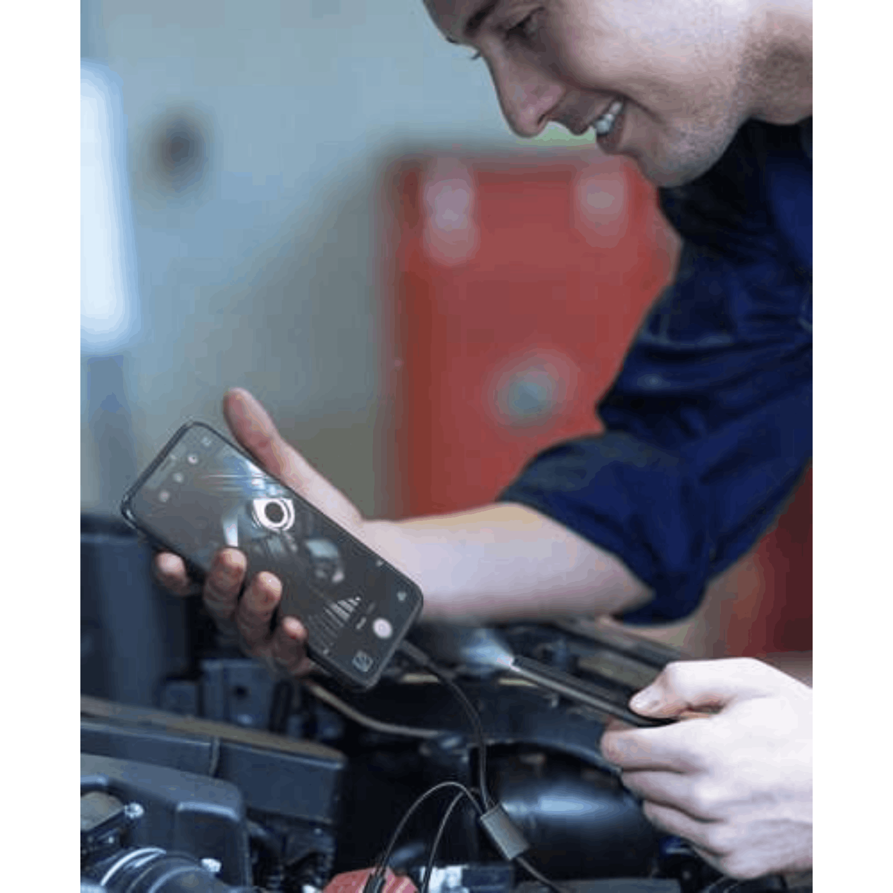 Osoba używająca kamery endoskopowej do inspekcji trudno dostępnego miejsca