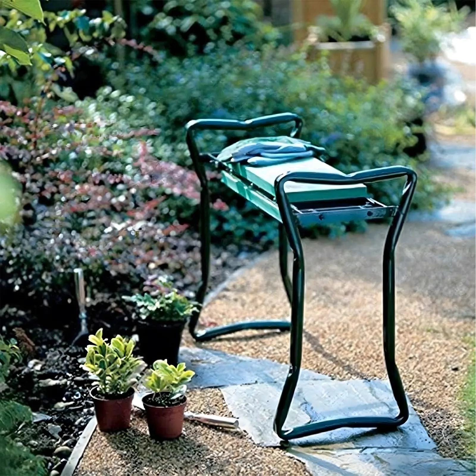 Klęcznik ogrodowy stojący na ścieżce w pięknym ogrodzie